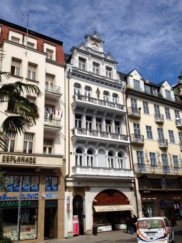 Hotel Kučera poskytuje komfortní ubytování přímo v centru lázeňské zóny Karlových Varů. Hotel Kučera je situován do historicky významné budovy karlovarské kolonády, postavené ve stylu secese, jejíž historie se datuje již od r. 1715. 